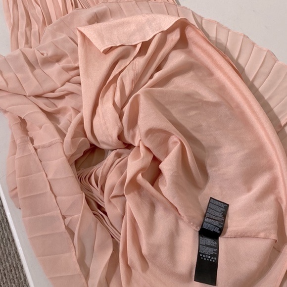 bebe Louisa Necklace Detail Pleated maxi blouson dress in peach chiffon size 6P - Picture 11 of 14